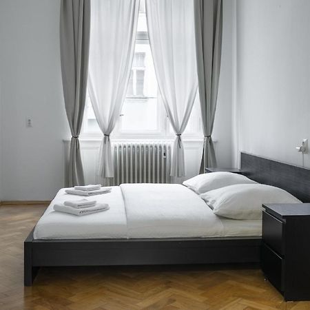 Prince Matyas Apartment Прага Екстериор снимка