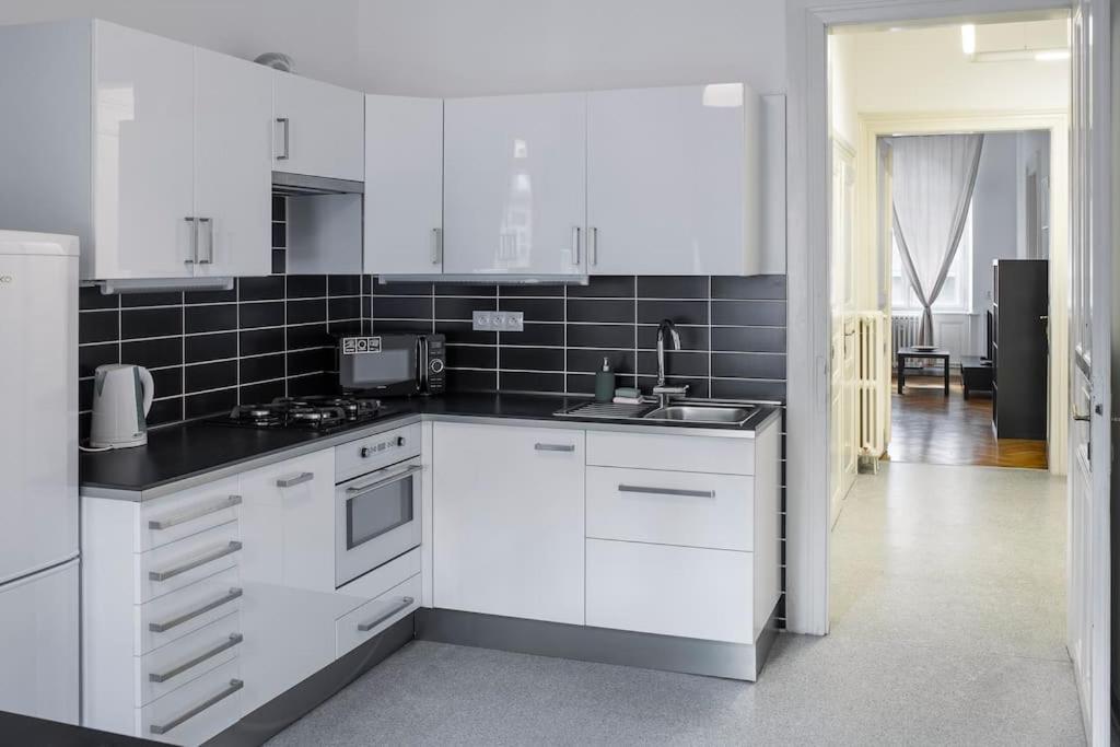 Prince Matyas Apartment Прага Екстериор снимка