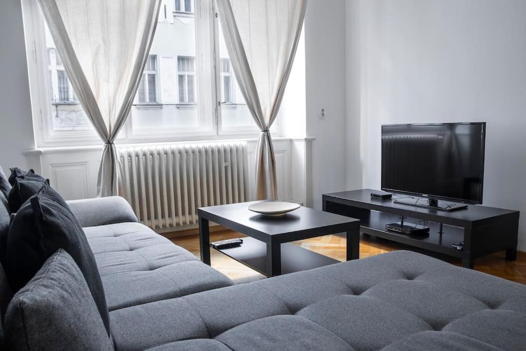 Prince Matyas Apartment Прага Екстериор снимка