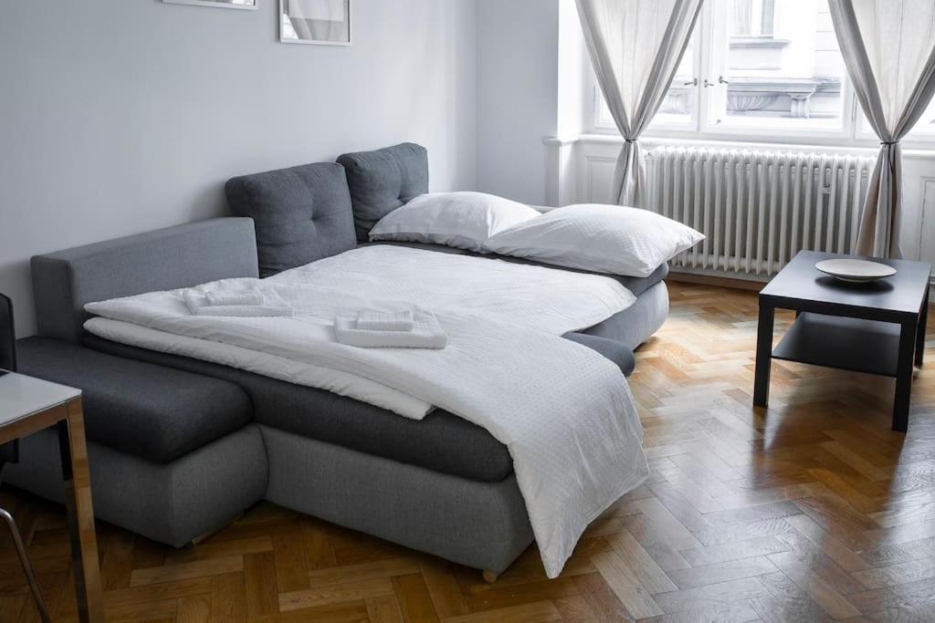Prince Matyas Apartment Прага Екстериор снимка