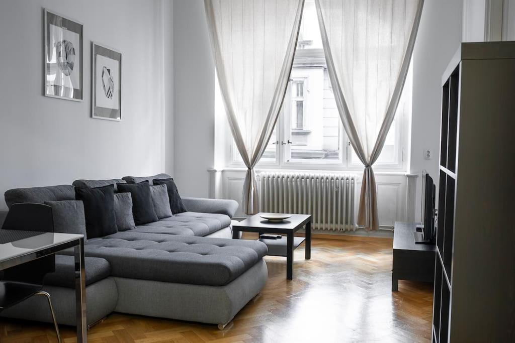Prince Matyas Apartment Прага Екстериор снимка