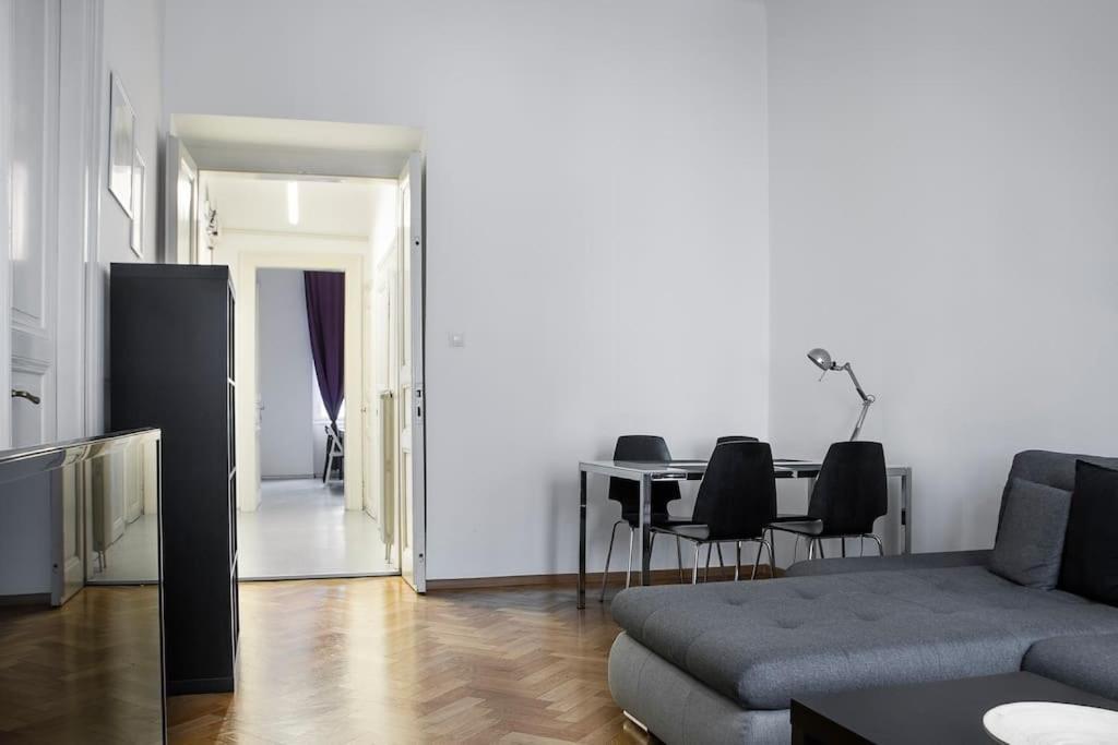 Prince Matyas Apartment Прага Екстериор снимка