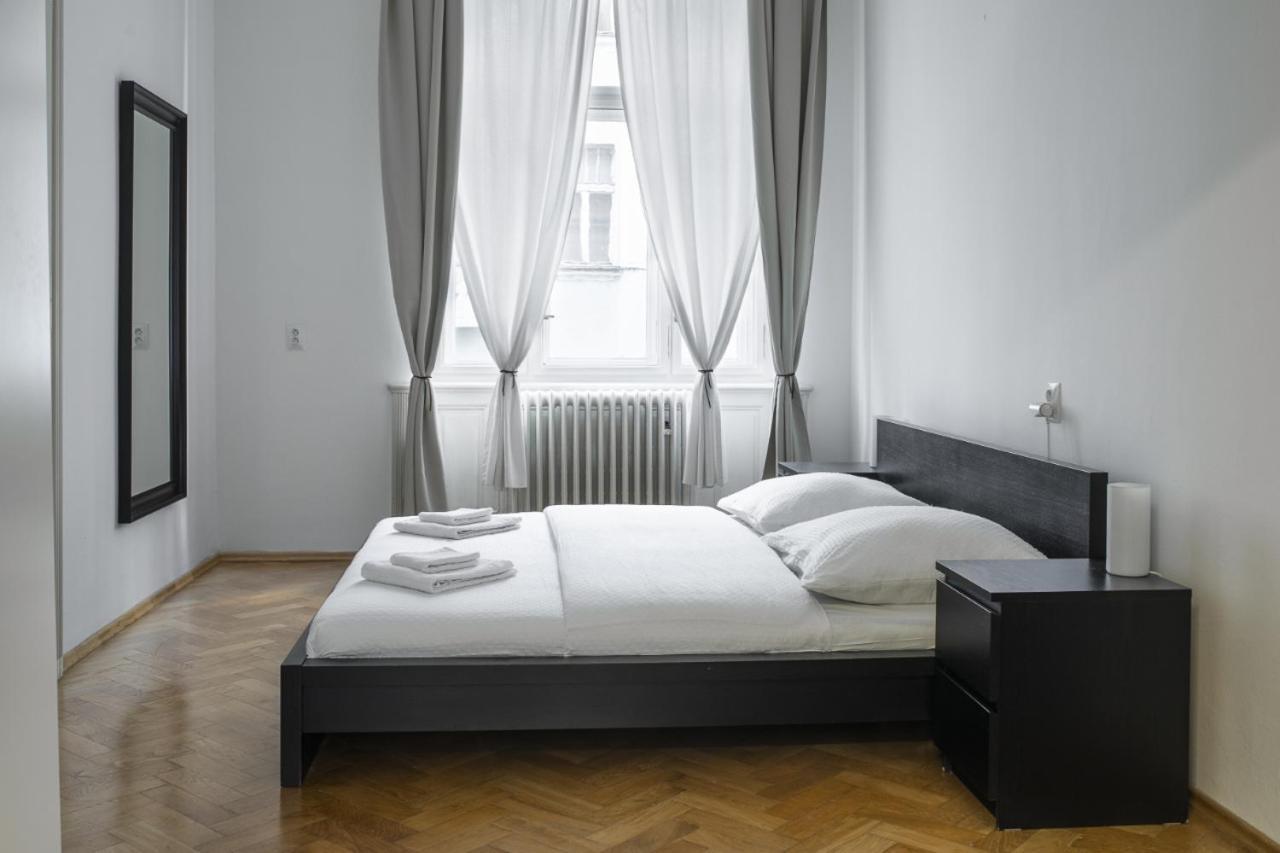 Prince Matyas Apartment Прага Екстериор снимка